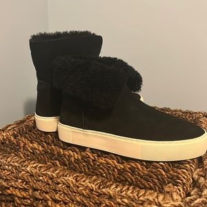 NWOT-Black UGG Women's Lynus Sneaker 7 Brand New in Box Black Suede